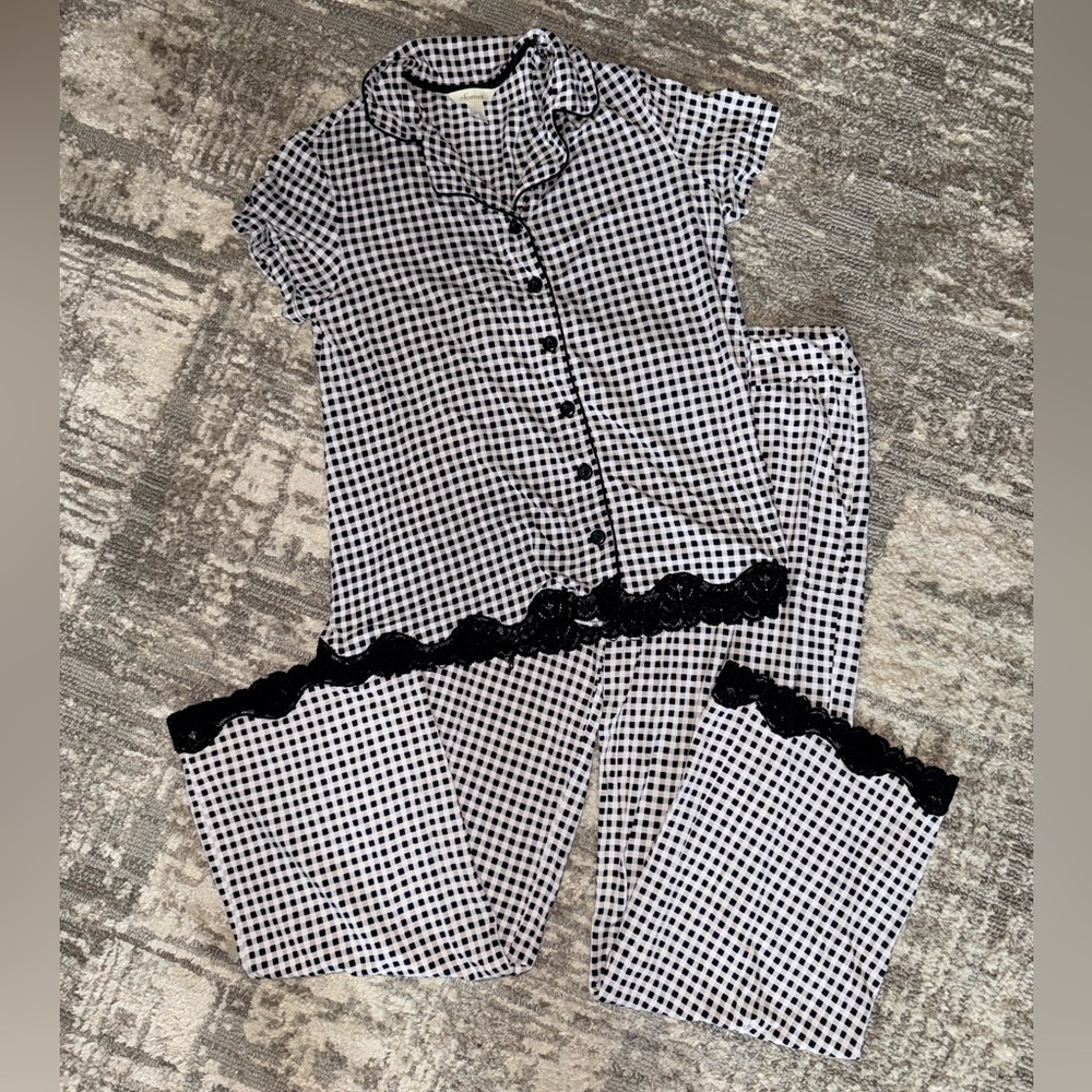 Soma EMBRACEABLE COOL NIGHTS
Notch Collar Short Sleeve Pajama Top/Pants - Picture 2 of 9